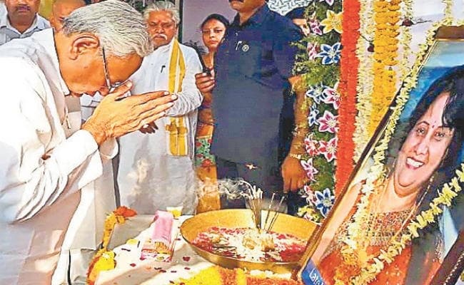 मुंगेर : मुख्यमंत्री ने पूर्व विधायक नीता चौधरी को दी श्रद्धांजलि