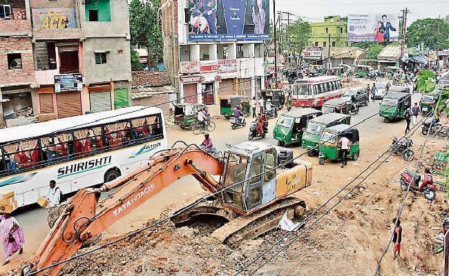 रांची : फ्लाइओवर निर्माण में ऑटो बन रहे रोड़ा, ऑटो चालकों की मनमानी से लग रहा जाम