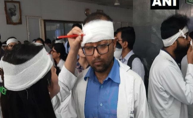 बंगाल के डॉक्टरों के समर्थन में उतरे अन्य राज्यों के डॉक्टर,मरीज बेहाल, एनआरएस में बहाल हुई इमरजेंसी सेवा