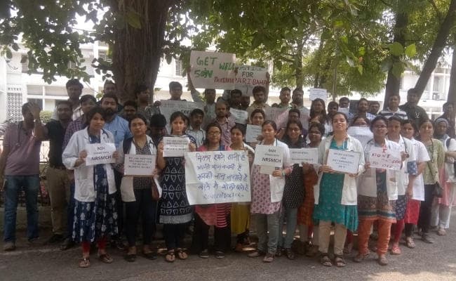 Jharkhand : सुरक्षा के लिए डॉक्टरों का आंदोलन, ओपीडी ठप, मरीज बेहाल, शाम में चिकित्सक निकालेंगे कैंडल मार्च