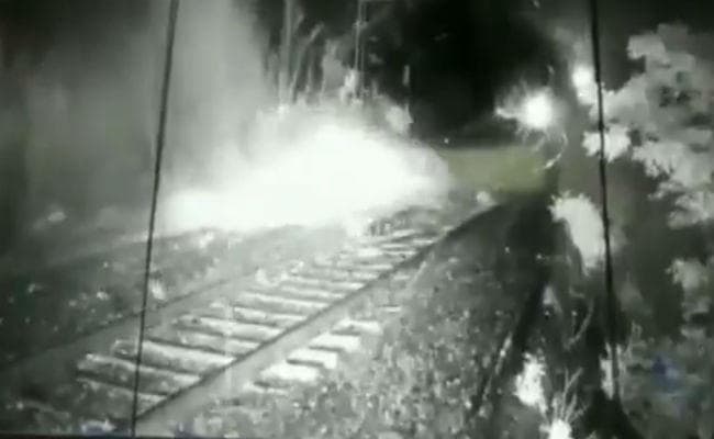 सीसीटीवी कैमरों के कारण यूं टला ट्रेन हादसा, देखें पूरा वीडियो