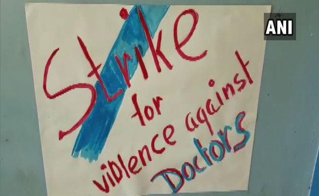 डॉक्टरों की हड़ताल: लेबर पेन से तड़पती बेटी के लिए बूढ़े पिता लगाते रहे गुहार, नहीं पसीजा दिल