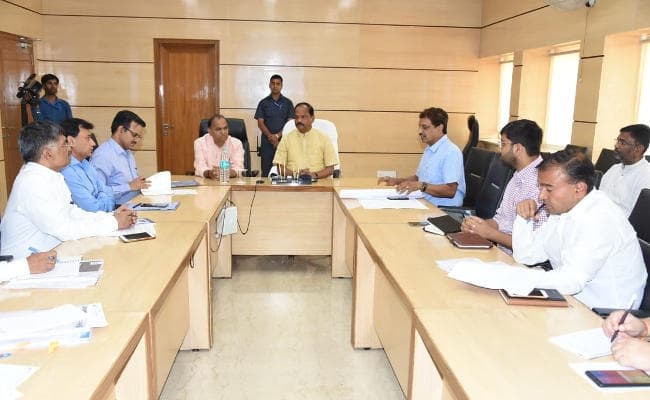 रघुवर दास ने कांटाटोली और रातू रोड फ्लाईओवर परियोजना की समीक्षा बैठक की, बोले : निर्माण कार्य में तेजी लायें