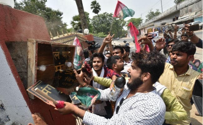 AES से बच्चों की मौत का मामला : JAP कार्यकर्ताओं ने स्वास्थ्य मंत्री के घर की तोड़फोड़, RJD ने केंद्र और राज्य सरकार पर बोला हमला