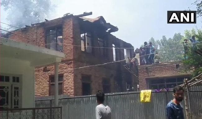 जम्मू कश्मीर के पुलवामा में सुरक्षा बलों ने दो आतंकियों को मार गिराया