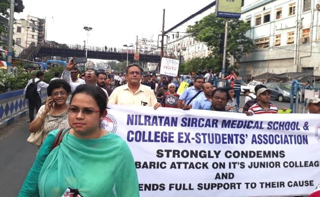 बंगाल : जूनियर डॉक्टरों पर हमले के खिलाफ कोलकाता में निकला जुलूस, कई बड़े चेहरे शामिल