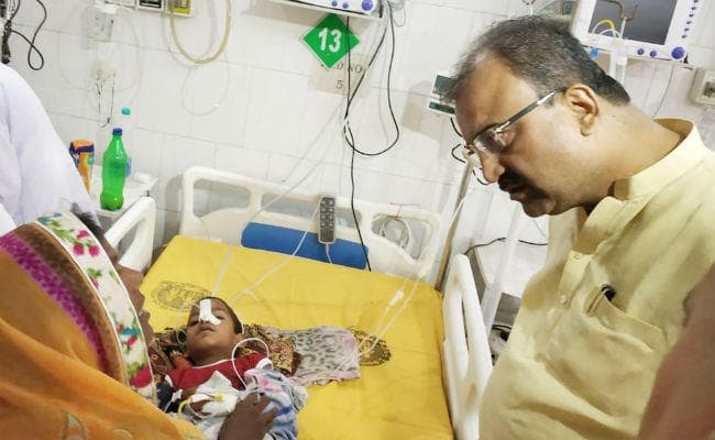 मुजफ्फरपुर : एईएस पीड़ित बच्चों से मिले स्वास्थ्य मंत्री, जागरूकता के लिए सहयोग की अपील की