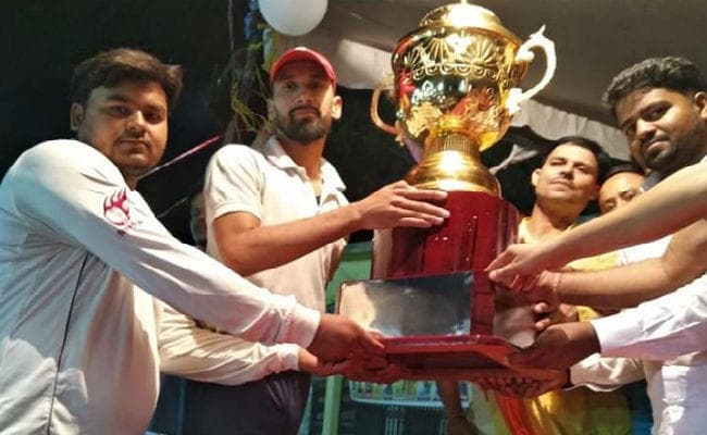 छत्तरपुर प्रीमियर लीग कप पर आरा मशीन क्रिकेट टीम ने किया कब्जा