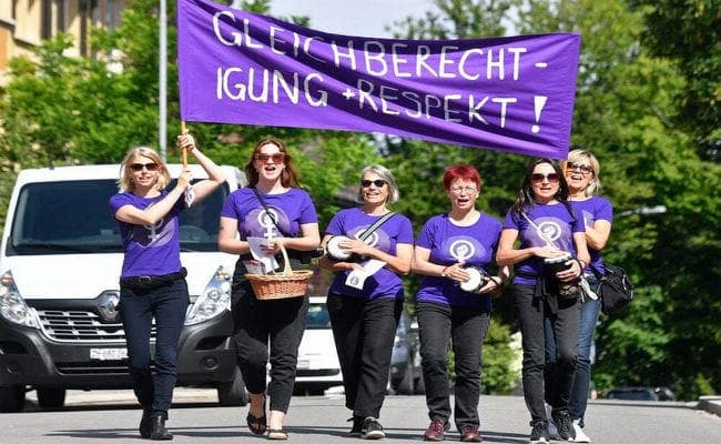 Swiss Women Strike : उचित वेतन, समानता के लिए स्विट्जरलैंड में महिलाओं का प्रदर्शन