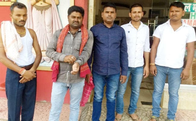 मोबाइल लोकेशन का पीछा करते हुए देवघर पहुंची बिहार पुलिस, होटल में छापेमारी कर 10 शराब माफियाओं को धर दबोचा