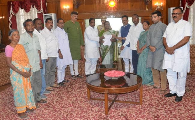 आदिवासियों की जमीन पर जबरन विद्यालय बनाने को लेकर राज्यपाल से मिले नियेल तिर्की