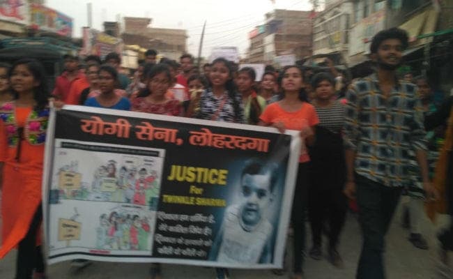 लोहरदगा : ट्विंकल शर्मा की निर्मम हत्या के विरोध में निकला आक्रोश मार्च