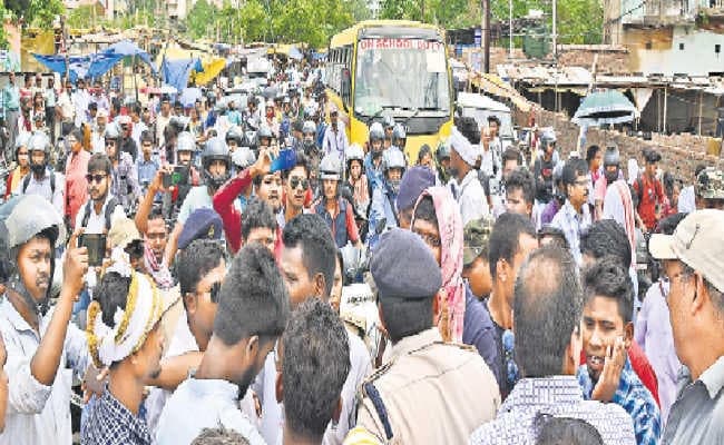 बिरसा मुंडा की प्रतिमा क्षतिग्रस्त, लोगों में उबाल, देर रात की गयी मरम्मत