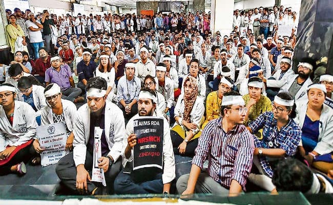 बंगाल में पिटाई के विरोध में उतरे देशभर के डॉक्टर, 17 को हड़ताल