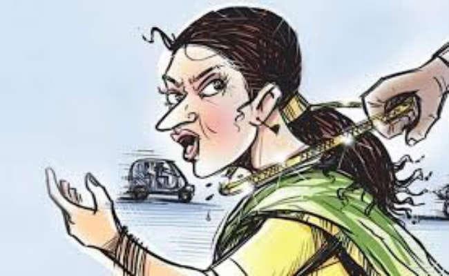 चेन छीन भाग रहे अपराधियों का महिला ने किया पीछा, बाइक में धक्का मारकर गिराया, गिरफ्तार