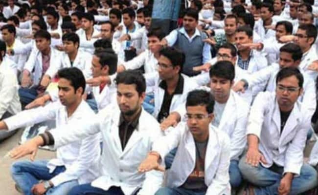 जूनियर डॉक्टरों की हड़ताल : इलाज को अस्पतालों में भटकते रहे मरीज