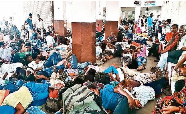 पलायन का दर्द : 18 ट्रेनें खुलीं, फिर भी स्टेशन पर पड़े हैं हजारों मजदूर