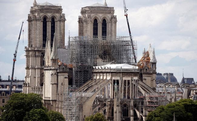 आग लगने के दो महीने बाद पेरिस के नोत्रेदम में पहला ‘मास’