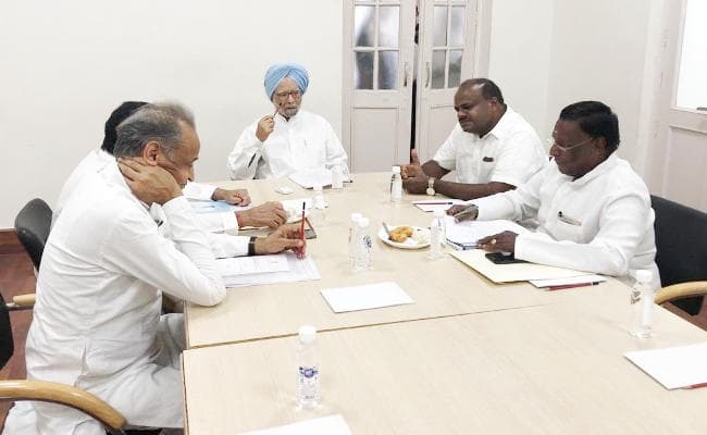 नीति आयोग की बैठक से पहले कांग्रेस शासित राज्यों के मुख्यमंत्रियों ने मनमोहन से लिया मार्गदर्शन
