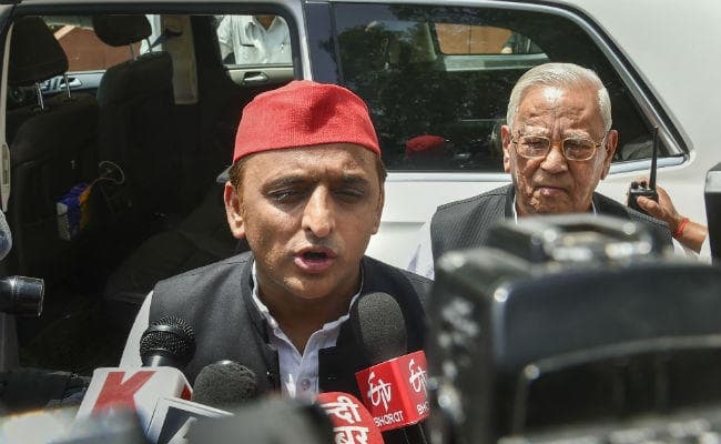 यूपी के राज्यपाल से मिले सपा अध्‍यक्ष अखिलेश यादव, कहा- सरकार को जगाइए