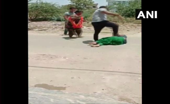 कर्ज नहीं चुकाने पर महिला को लात-घूसों से पीटा, अस्पताल में भरती