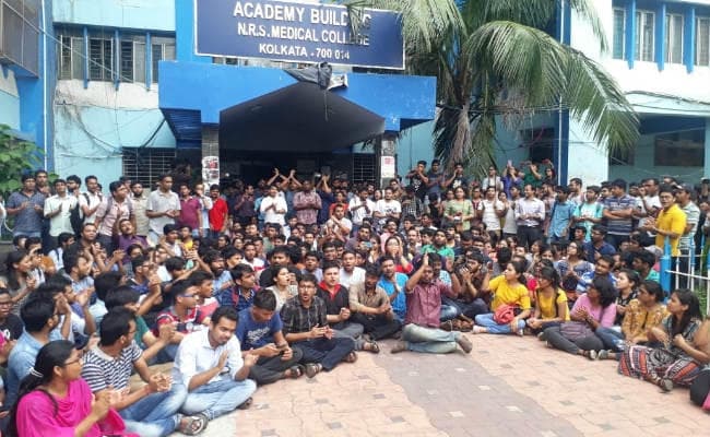 पश्चिम बंगाल : हड़ताली चिकित्सकों ने ठुकरायी सीएम ममता की ‘नवान्न वार्ता’