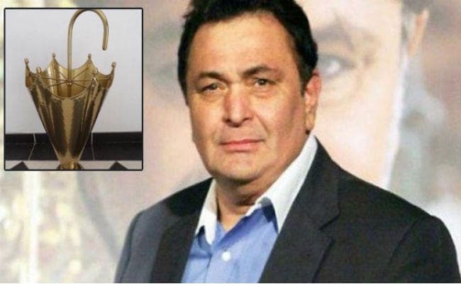 World Cup में बारिश से निराश Rishi Kapoor ने शेयर की Trophy की ऐसी तस्वीर, VIRAL