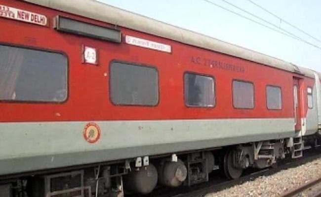 बेपटरी हुए दिल्ली-भुवनेश्वर राजधानी एक्सप्रेस के चार पहिये, टल गया बड़ा हादसा