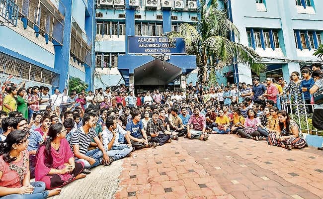 कोलकाता : ममता ने मानीं सभी मांगें, नहीं माने डॉक्टर