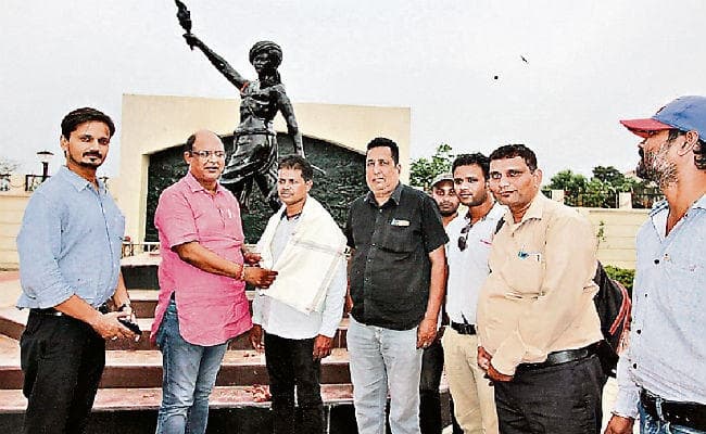 रांची : बिरसा मुंडा की प्रतिमा को दुरुस्त करनेवाले मूर्तिकार सम्मानित