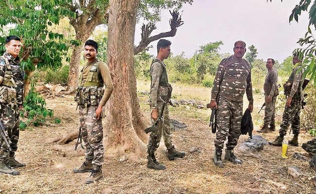 जमशेदपुर : तीन घेरे में थे नक्सली, दो पिस्तौल, तीन इंसास लूटकर भागे