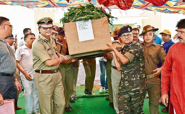 सोनाहातू के शहीद बेटे धनेश्वर को अंतिम विदाई देने पहुंचे लोग