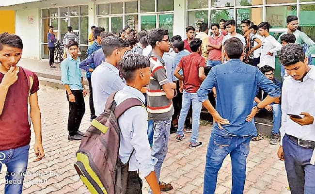 सिल्ली :निदेशक, प्राचार्य व कर्मचारियों को परिसर में पांच घंटे बंद रखा