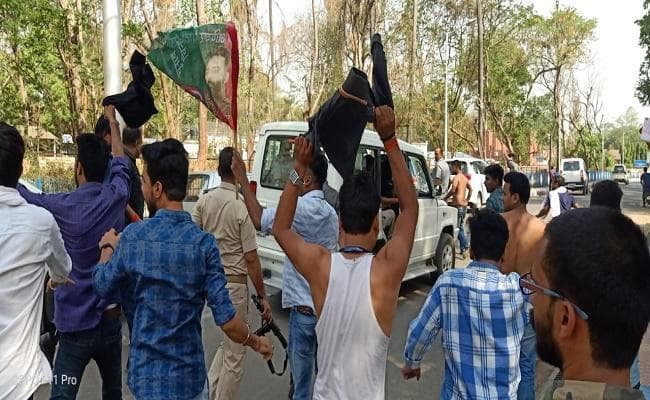 बिहार पहुंचे केंद्रीय स्वास्थ्य मंत्री का विरोध, दिखाये गये काले झंडे, कहा- चमकी बुखार का हो जल्द निदान