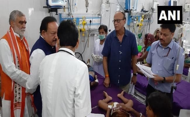 मुजफ्फरपुर : केंद्रीय स्वास्थ्य मंत्री डॉ हर्षवर्धन के सामने बच्ची ने तोड़ा दम