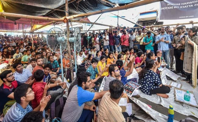 पश्चिम बंगाल : प्रदर्शनकारी डॉक्टरों ने कहा- मुख्यमंत्री जगह तय करें लेकिन बैठक खुले में होनी चाहिए