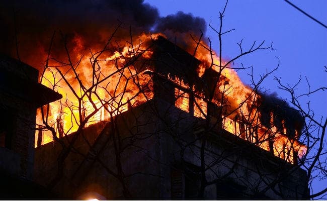 कोलकाता के लेनिन सरणी में गेस्टहाउस में भीषण आग, आग बुझाने में जुटे दमकलकर्मी