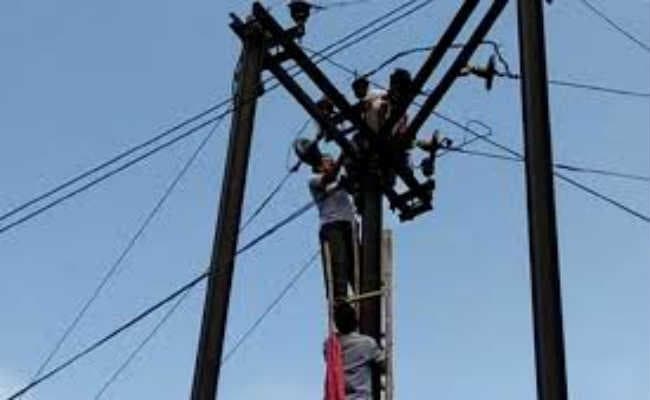 जान जोखिम में डाल काम कर रहे निगम के बिजली मिस्त्री