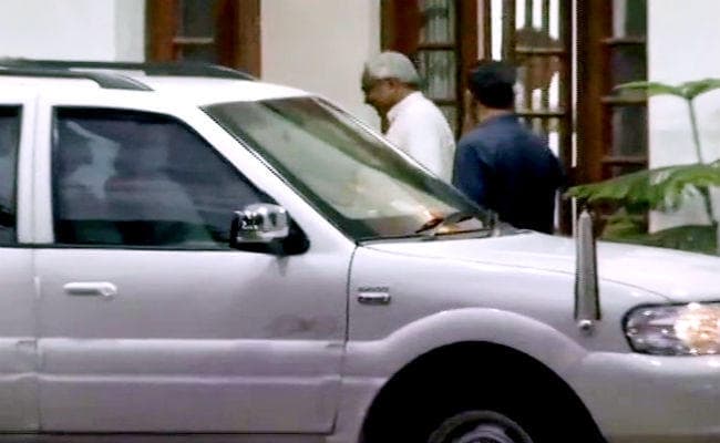 मुख्यमंत्री नीतीश कुमार ने की पूर्व राष्ट्रपति प्रणब मुखर्जी से उनके आवास पर मुलाकात