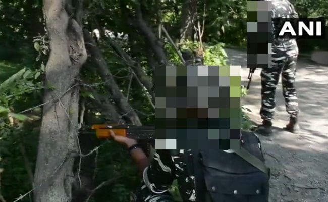 जम्‍मू-कश्‍मीर : अनंतनाग में सुरक्षा बलों और आतंकवादियों के बीच मुठभेड़ जारी