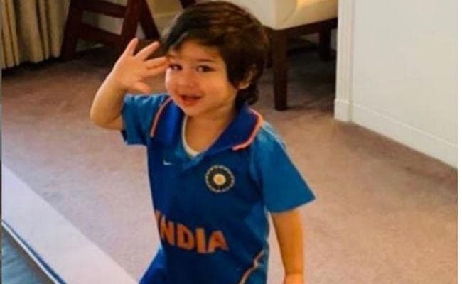 WC2019: करीना कपूर के लाडले ने टीम इंडिया को इस अंदाज में किया सलाम, Photo Viral