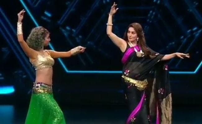 माधुरी दीक्षित ने किया ऐसा बेली डांस, निहारते रह गये लोग, VIDEO