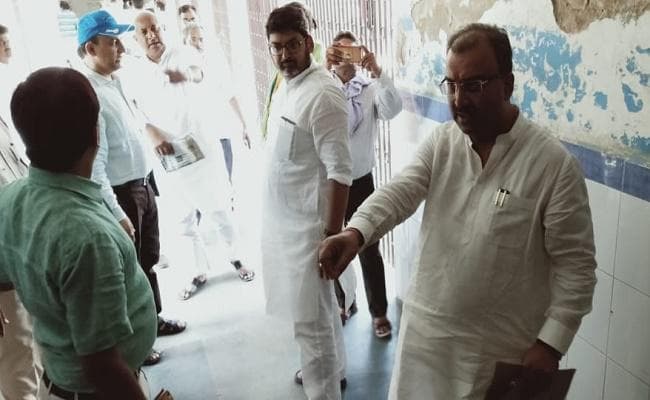 बिहार में लू लगने से 78 लोगों की मौत, औरंगाबाद में स्वास्थ्य मंत्री को दिखाया गया काला झंडा, लाठीचार्ज