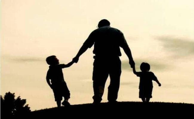 पिता एक वृक्ष है, जिसकी छांव में पूरा परिवार सुख से रहता है