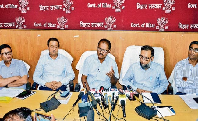 चमकी बुखार : दिल्ली से लौटने के बाद सीएम नीतीश ने अफसरों को किया तलब, कहा, मौत वाले परिवार व गांव का करें अध्ययन