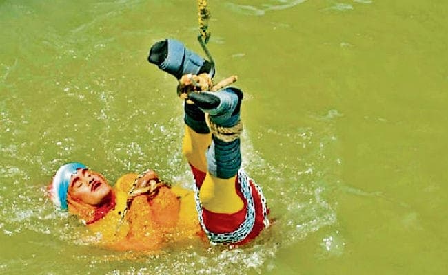 कोलकाता : हाथ-पैर बांध नदी में उतरा जादूगर, वापस नहीं आया