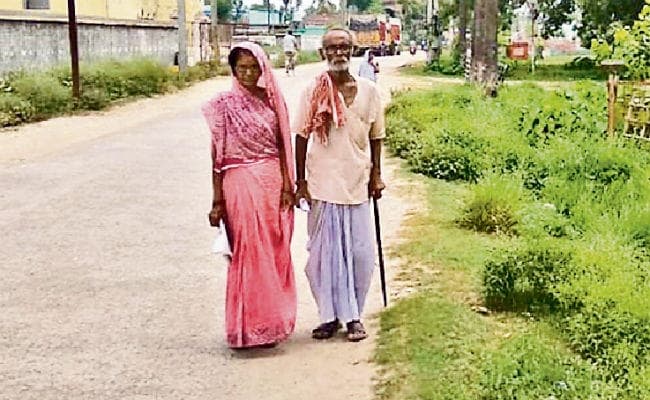 सहरसा : बेटे व बहुओं ने वृद्ध माता-पिता को घर से निकाला