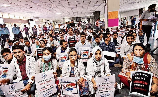 देश भर में डॉक्टर रहे हड़ताल पर, पश्चिम बंगाल में मांगें पूरी होने के बाद हड़ताल समाप्त