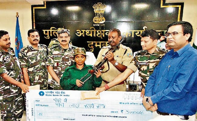 दुमका : …जब सरेंडर करने वाले नक्सलियों ने कहा, अपनों की प्रताड़ना व लालच ने बना दिया नक्सली