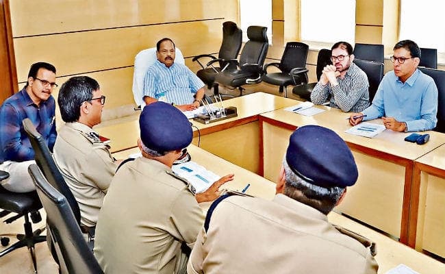 रांची : नक्सलियों से कड़ाई से निपटें : मुख्यमंत्री रघुवर दास